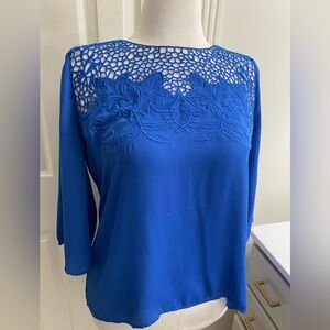Blue lace appliqué blouse. Size Lg.